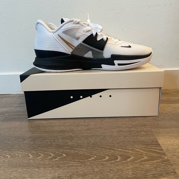 Nike Kyrie 5 Low White Metallic Gold Basketball Shoes Mens DJ6012-101. - Picture 2 of 4